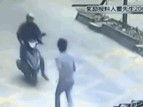 Video: Tài xế xe tải tung cú 'song phi' hạ gục tên cướp điện thoại trong 1 nốt nhạc