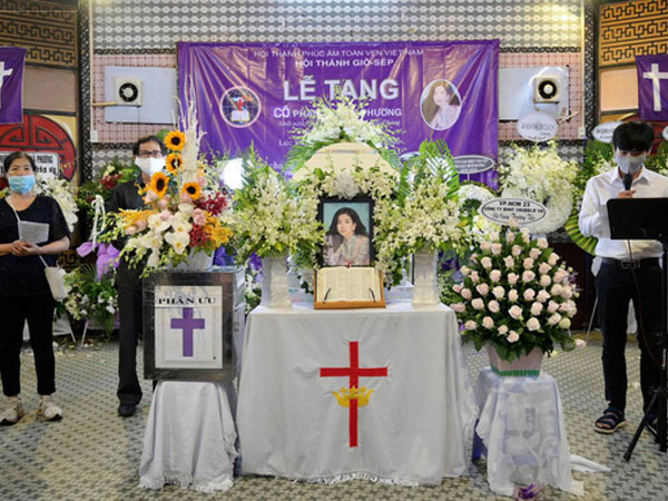 Trịnh Kim Chi, Ốc Thanh Vân nghẹn ngào bật khóc, gia đình thất thần đưa tiễn Mai Phương về nơi an nghỉ cuối cùng