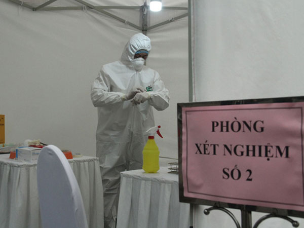 Ảnh: Trạm xét nghiệm nhanh COVID-19 cho kết quả trong 10 phút chính thức mở cửa đón bệnh nhân