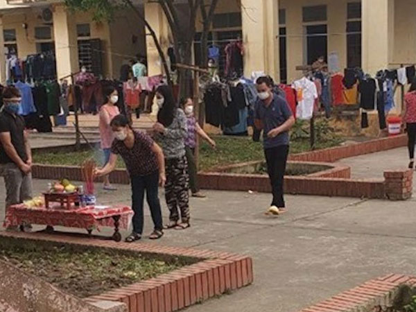 Nam thanh niên lập bàn thờ chịu tang cha trong khu cách ly ở Nghệ An