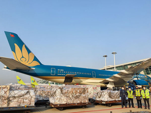 Vietnam Airlines tăng cường vận chuyển hàng hóa đảm bảo giao thương