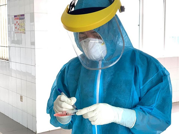 51 bệnh nhân mắc COVID-19 âm tính lần 1, bác ruột BN 17 vẫn trong tình trạng nặng