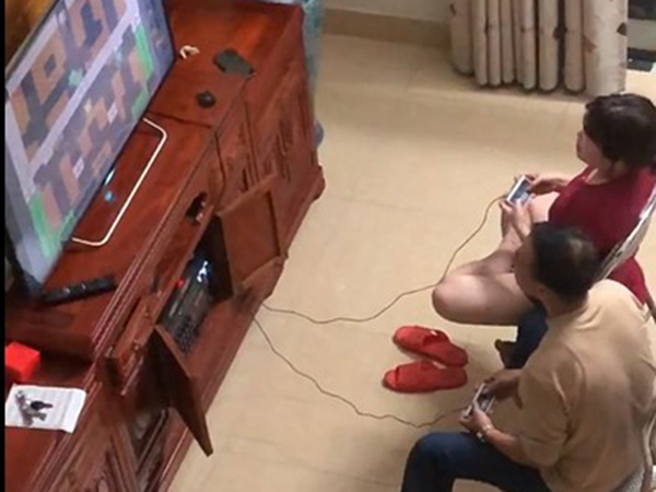 Nghỉ dịch ở nhà, cậu con trai khóc ròng vì bị bố mẹ tranh mất máy chơi game