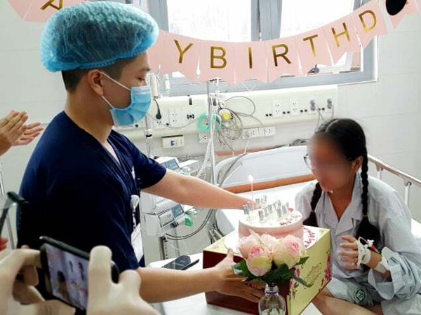 Đón sinh nhật tuổi 18 ở bệnh viện Bạch Mai