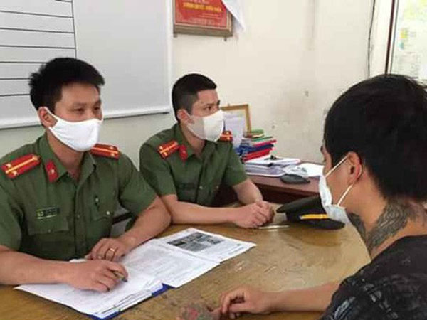 Tung tin 'hút thuốc lá điện tử chống Covid-19', nam thanh niên bị phạt 12,5 triệu đồng