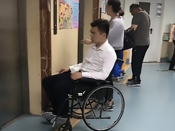 Nằng nặc đòi vào phòng sinh để động viên vợ, ai ngờ con còn chưa kịp ra đời thì ông bố trẻ đã ra ngoài bằng xe lăn vì choáng