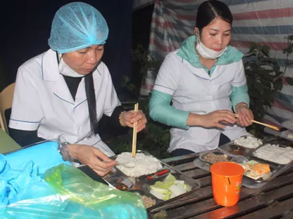Xúc động bữa cơm đầu tiên tại chốt trực ở Hải Dương trong đêm thực hiện cách ly xã hội