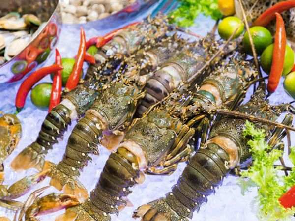 Hải sản trong nước giảm giá mạnh, có những loại chỉ thường xuất hiện ở nhà hàng giờ bán đầy chợ