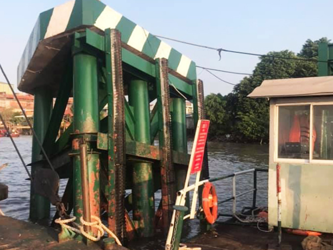 Tàu chở container đâm nghiêng cầu phao phà Cát Lái