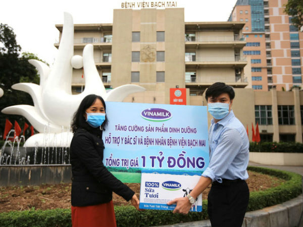 Vinamilk hỗ trợ 1 tỷ đồng tăng cường sản phẩm dinh dưỡng cho các y bác sĩ và bệnh nhân bệnh viện Bạch Mai