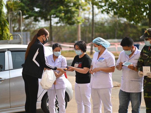 Chính thức hoàn thành 14 ngày cách ly, Võ Hoàng Yến vẫn không quên có hành động đẹp với các y bác sĩ trước khi rời 'nhà chung'
