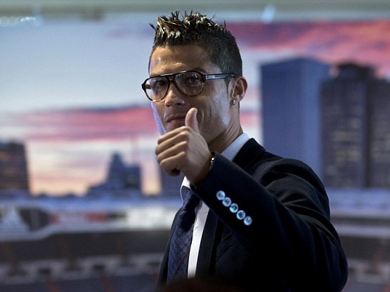Ronaldo sắp trở thành tỷ phú bóng đá đầu tiên trên thế giới