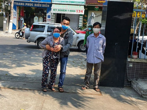 Mẹ già bật khóc cạnh quan tài chiến sỹ hi sinh khi truy đuổi nhóm đua xe: 'Mới tối hôm trước, Tuấn còn đưa 2 con nhỏ về ăn với mẹ bữa cơm...'
