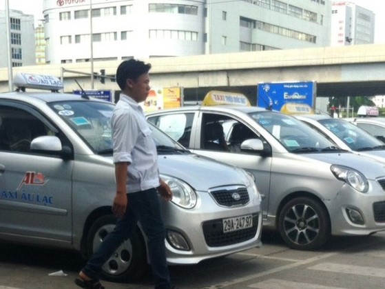 Taxi được hoạt động để đón hành khách tại sân bay, ga tàu