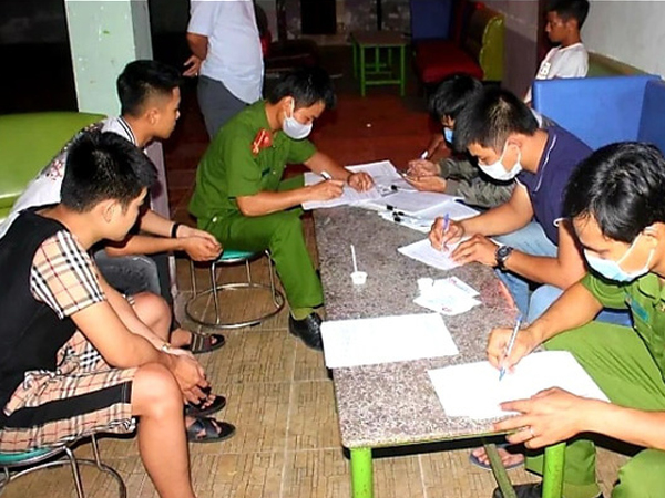 11 thanh niên nam nữ tụ tập trong quán karaoke bất chấp lệnh cấm