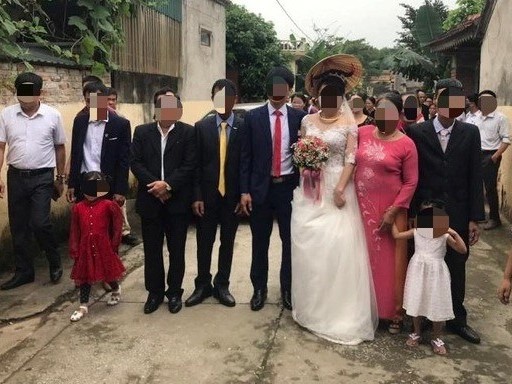 Đình chỉ chủ tịch xã để dân tổ chức đám cưới giữa mùa dịch