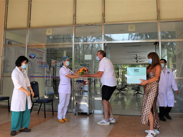 Bệnh nhân Covid-19 thứ 57 khỏi bệnh, tặng hoa và cúi đầu cảm ơn bác sĩ bằng tiếng Việt