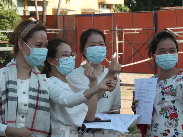 Rời nơi cách ly, cô gái Hàn Quốc nói ‘em lỡ yêu chú bộ đội mất rồi’