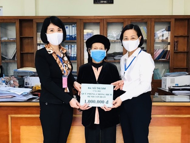 Cụ bà 103 tuổi cầm 1 triệu đồng lên phường ủng hộ phòng, chống dịch Covid-19