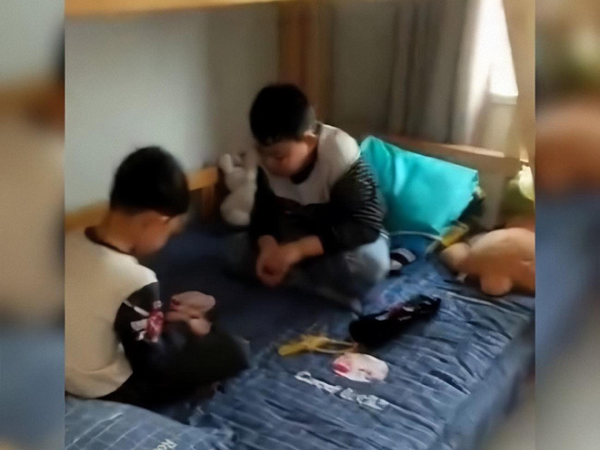 Nhờ tấm ga trải giường mẹ mới mua, hai cậu con trai không còn thiết tha gì điện thoại khi nghỉ học vì Covid-19