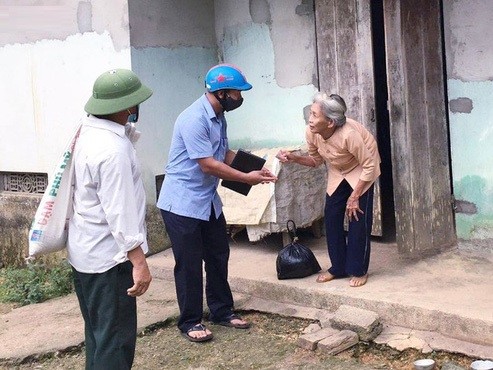 Cụ bà ủng hộ 50.000 đồng từ tiền bán gà để chống Covid-19
