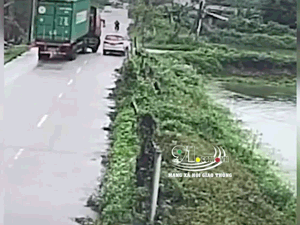 Giật mình đánh lái tránh xe container, xe ô tô con lao thẳng xuống ao