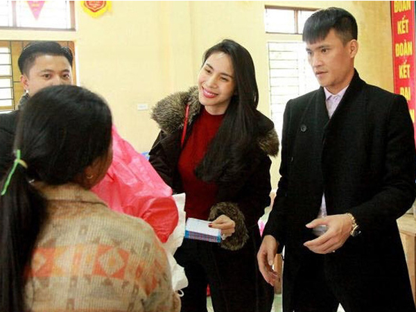 Bị thắc mắc không làm từ thiện ở quê nhà Công Vinh, Thủy Tiên lên tiếng: Nghe là biết yêu chồng đến mức nào!