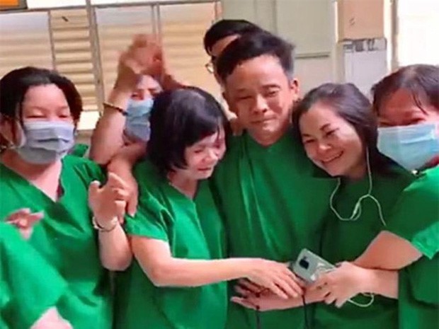 Y bác sĩ ôm nhau bật khóc khi bệnh nhân Covid-19 cuối cùng của Bình Thuận có kết quả xét nghiệm âm tính