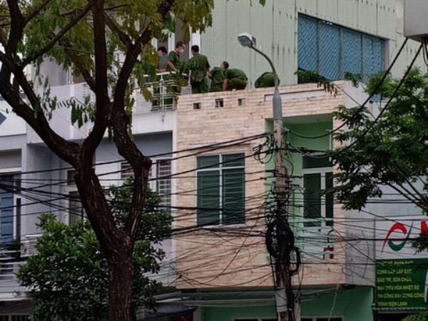 Con bạc nhảy lầu trốn công an, một người tử vong