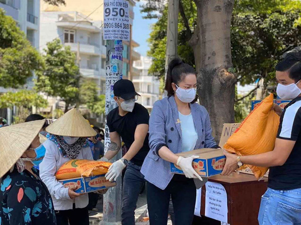 Nhật Kim Anh và TiTi (HKT) trao 3 tấn gạo, 300 thùng mì giúp bà con vượt qua mùa dịch, lời chia sẻ sau đó gây xúc động