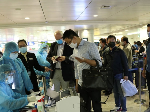 TP.HCM lấy mẫu xét nghiệm Covid-19 hàng trăm khách tại sân bay Tân Sơn Nhất