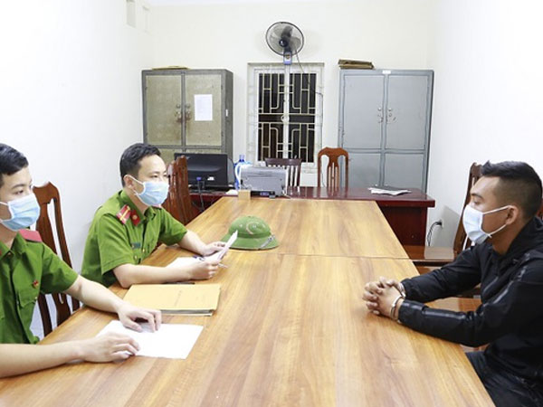 Dùng mũ cối tấn công cán bộ chốt kiểm dịch vì nhắc đeo khẩu trang