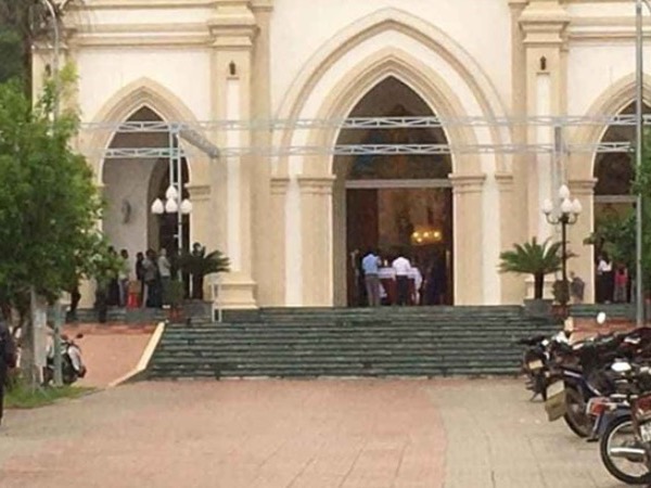 Hà Tĩnh: Hàng trăm người tập trung ở nhà thờ, Linh mục không hợp tác
