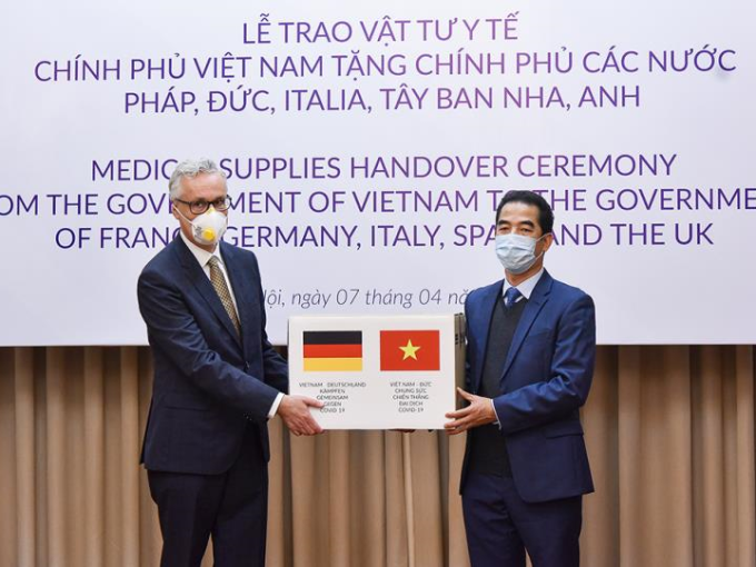 Việt Nam tặng hơn nửa triệu khẩu trang cho châu Âu