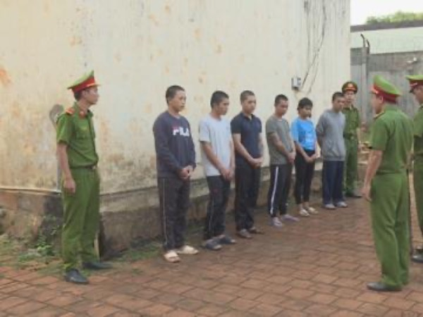 Cán bộ xã đưa họ hàng vào trụ sở trộm tiền