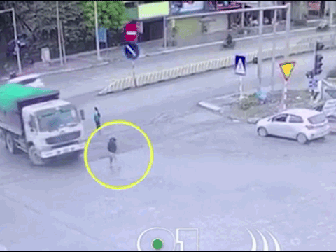 Video: Xe ben quay đầu cuốn cô gái trẻ vào gầm rồi cán trúng 2 chân