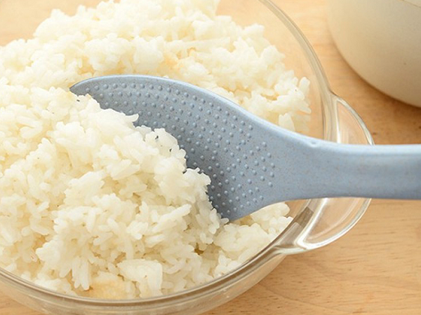 Những chấm nhỏ trên muôi xới cơm có tác dụng gì?