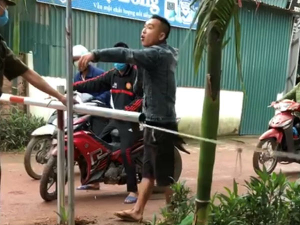 Quảng Ninh: Nam thanh niên lăng mạ, thách thức chốt kiểm dịch do bị nhắc nhở không đeo khẩu trang