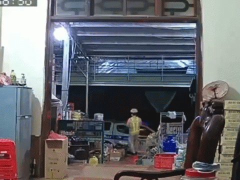Video: Kinh hoàng giây phút ô tô tải hất văng xe CSGT rồi lao thẳng vào nhà dân