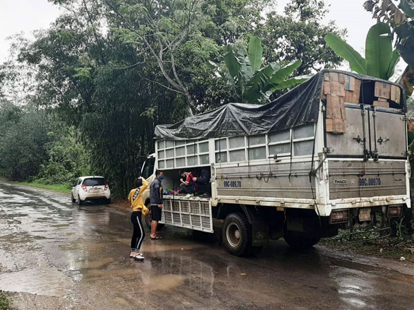 Phát hiện 15 người trốn trong thùng xe tải, vượt chốt kiểm soát dịch để đi đám ma