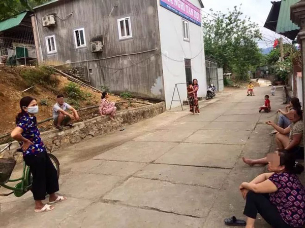 Cạn lời với cảnh 'họp chợ luôn lời' của hội các bà hàng xóm, sớm tối không chịu từ bỏ đam mê