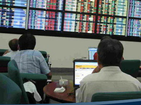 Chứng khoán giảm kỷ lục trong tháng 3, nhà đầu tư nội ồ ạt mở tài khoản 'bắt đáy'