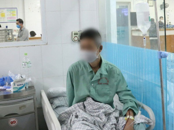 Uống chai cồn sát khuẩn giả, người đàn ông hoại tử sọ não hỏng hai mắt