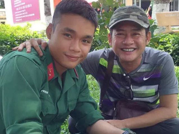 Nghệ sĩ Tấn Beo tiễn con trai lên tuyến đầu chống dịch Covid-19: 'Con trai ơi, hãy lên đường vì nước vì dân nhé'