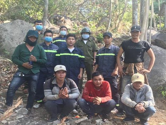 Giải cứu nhóm 'phượt thủ' đi hái lan lạc trên núi Chứa Chan