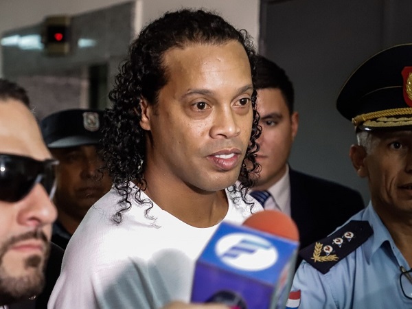 Ronaldinho thoát khỏi nhà tù sau 32 ngày bị giam giữ