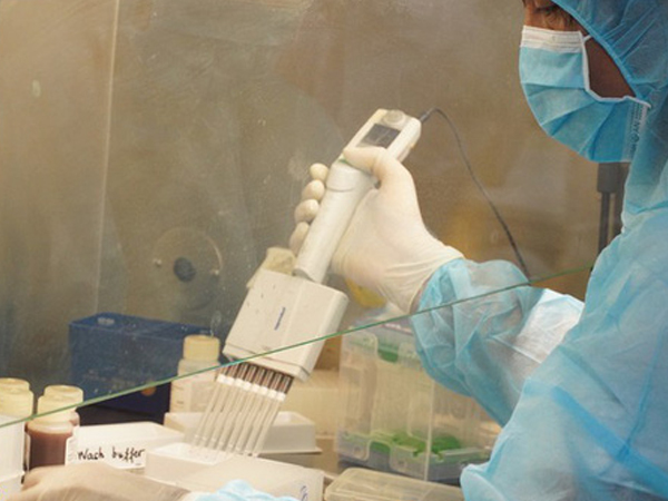 Ảnh: Bên trong khu xét nghiệm virus SARS-CoV-2 ở Viện Pasteur TP.HCM