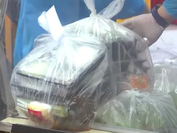 Hơn 10.000 suất ăn vào Bệnh viện Bạch Mai thế nào?