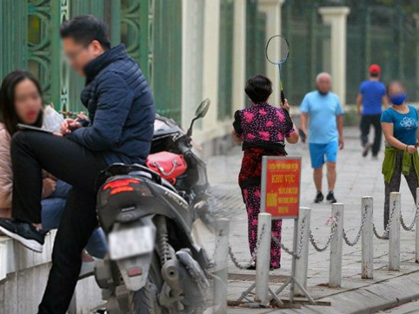 Ảnh: Bất chấp đang trong thời gian cách ly xã hội, các tuyến phố Hà Nội bỗng tấp nập dù không phải giờ cao điểm, nhiều bạn trẻ rủ nhau ra ngoài hẹn hò