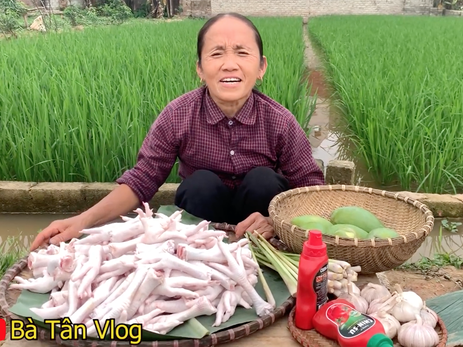 Bà Tân Vlog làm món ăn vặt mới cực ngon nhưng vẫn có cư dân mạng kêu "hết muốn xem", xem kỹ mới biết lý do